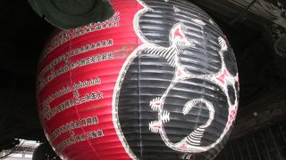 大提灯が目立つ伽藍守護門