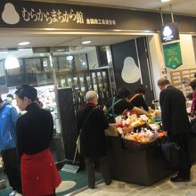 新鮮な野菜も売る