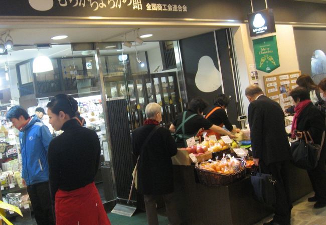 新鮮な野菜も売る