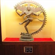 踊るシヴァ神の像がたくさん見られる