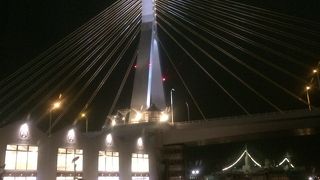 ライトアップされている橋
