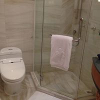 ガラス張りのシャワーブース