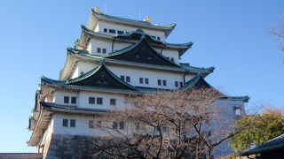 内部はお城らしさはなし・・・金の鯱はきれい