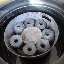 真ん中からガスの強火で周りの炭に点火しあとは炭火で焼きます