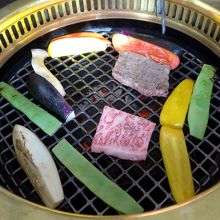 米沢牛とお野菜を炭火で焼いています