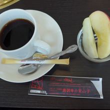 食後はコーヒーと地産池消のデザート「山形リンゴと西洋ナシ」