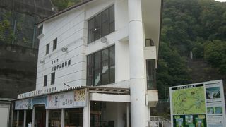 売店や食堂が併設されています