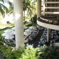 ダイニングをフロントのあるフロアーから眺める