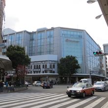 河原町四条の西南角にあります。