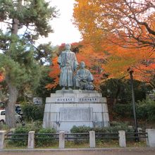 龍馬と慎太郎像。