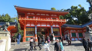 八坂神社も紅葉が見頃。大勢の観光客がいました。