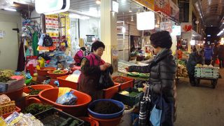 ローカル的な市場。