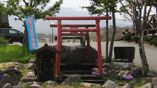 ＳＬの車輪が祀られている