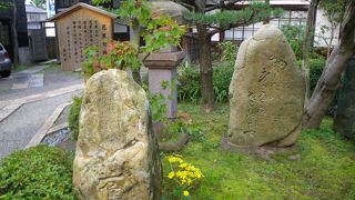 寺町寺院群・成学寺の境内ある金沢最古の句碑