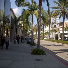 すぐ左手がDiorの外観です