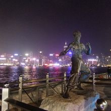 ブルース・リーの像とヴィクトリア・ハーバーの夜景