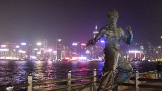 ブルース・リーの像があります≪アヴェニュー・オブ・スターズ≫