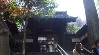 円覚寺の奥の方にあります。