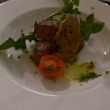 メインディッシュ　牛肉フィレのカツレツとフォアグラ　　超美味