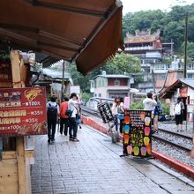 線路と道路の間に、遮るものがない風景