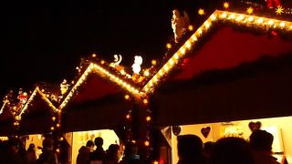 キラキラのクリスマス！ドイツクリスマスマーケットのようなヒュッテもあって雰囲気抜群！