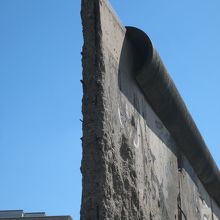 こんなに薄いベルリンの壁に驚く