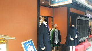 シャツなどの専門店