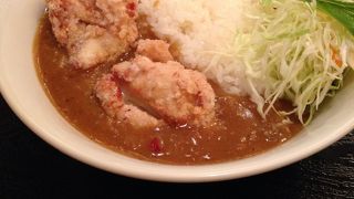 どんぶりで出てくるカレー。