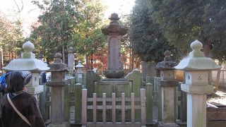 井伊直弼公（彦根藩１５代藩主）のお墓で、豪徳寺の墓地にあります。