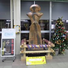 駅構内の展示物とクリスマスツリー