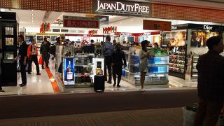 出国審査を出てすぐ