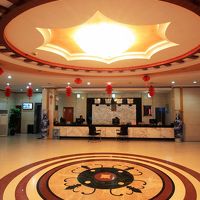 広くて安心感ある落ち着いた色合いのロビースペース