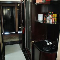 入口のクローゼットとカウンター類