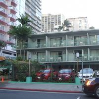 ３階建てのホテルです。内側にプールがあります。