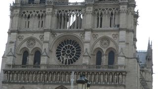 ぜひこの素敵なステンドガラスを見ていただきた！