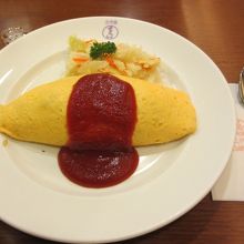 洋食の代表といえばオムライス。大好きなケチャップソースに満足