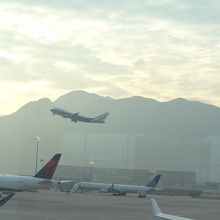 早朝のＨＫＧ国際空港　左手のＤＬに搭乗です
