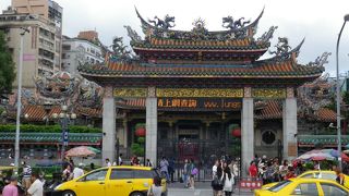 観光客も地元の人も多い