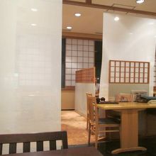 幕の張られた半個室風のテーブルに通されました