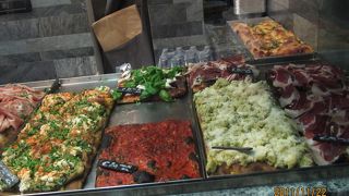 有名な切り売りピザの店