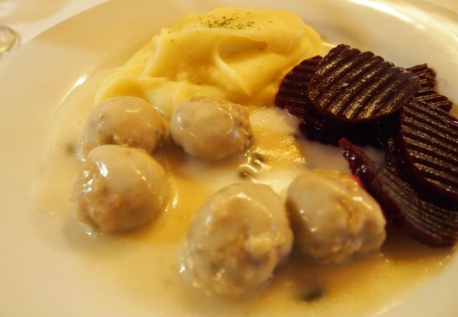 ベルリンの壁の近くのドイツ料理レストラン