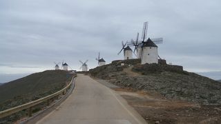見晴らしの良い丘の上の白い風車
