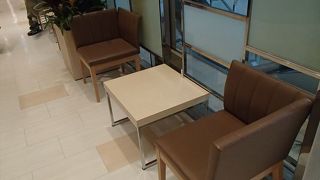買い物に疲れた際に、このようなソファー椅子が置いて有って、買い物客に対して配慮がされています。また、採光もよく取れているので、自然の明るさを体感できるそんなスペースです。