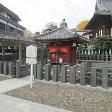 存在感のある御堂内には秘仏が収められています