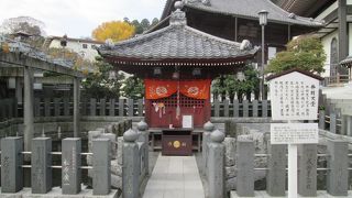 小さい御堂ながらも、存在感があります