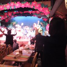 みんなでフラダンスを踊ります。