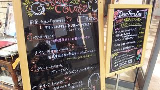 テラスから観覧車が見えます。ケーキも美味しい。