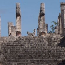 チャックモール像