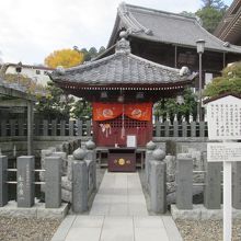 「総門」左手の「弁財天堂」、御堂内には秘仏が収められています