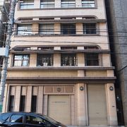 １９３０年に建設の４階建てのコンクリート建築